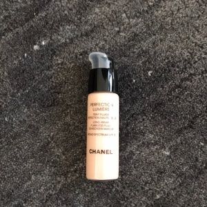 Chanel Perfection Lumiere foundation 12 beige rose